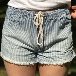 AMERICAN EAGLE blue and white tie casual shorts
